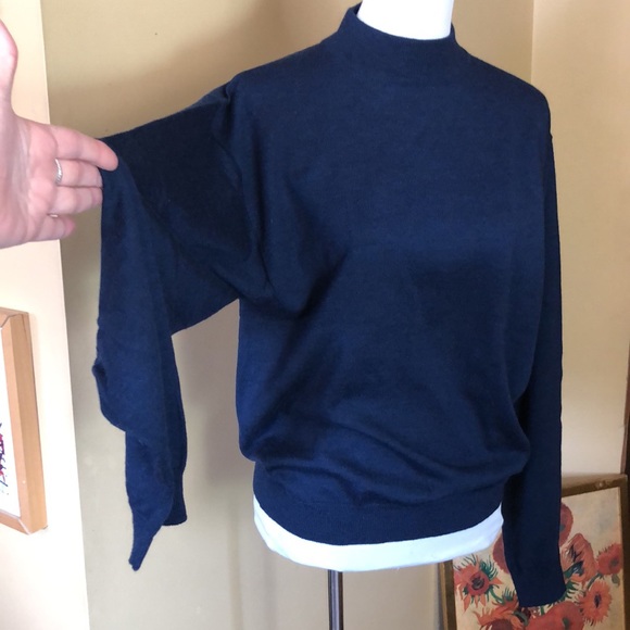 Vintage CLUB ROOM Sz Small MED
100% Extra Fine Merino Wool
Deep Navy HONG KONG - Picture 12 of 12
